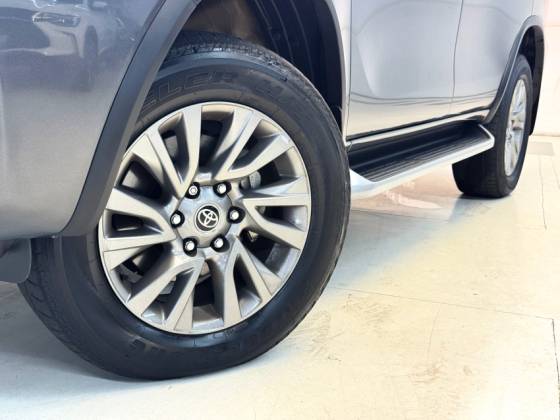 TOYOTA HILUX SW4 2.8 D-4D TURBO DIESEL SRX 7L 4X4 AUTOMÁTICO TOYOTA HILUX SW4 2.8 D-4D TURBO DIESEL SRX 7L 4X4 AUTOMÁTICO